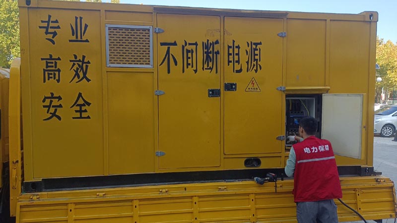万源柴油发电机组和UPS电源配合使用时，如何避免切换过程中的电力中断？